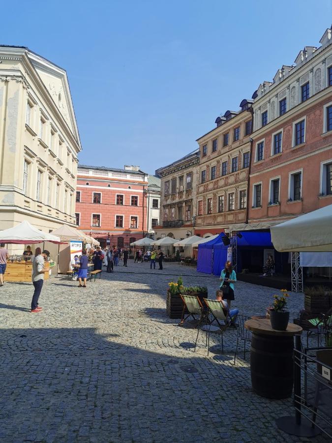Town Square Apartment *